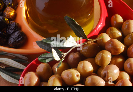 Verde e olive nere con olio di oliva Foto Stock