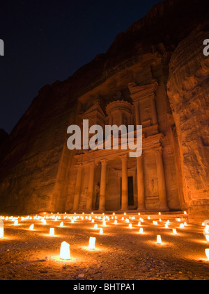 Il Tesoro o al Khaznah illuminato da candele per Petra di notte a Wadi Musa, Giordania. Foto Stock