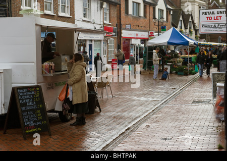 Bancarelle e negozi in una zona pedonale car free high street a Chesham Bucks, Regno Unito Foto Stock