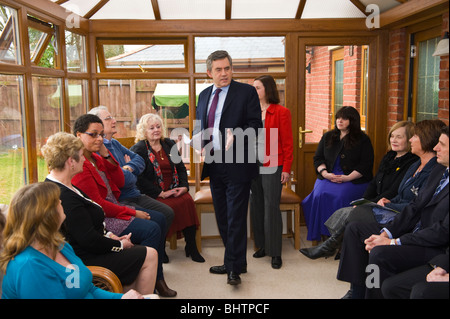 Il primo ministro Gordon Brown nella foto mentre visitano casa incontro persone locali in Llanelli South Wales UK Foto Stock