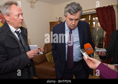 Il primo ministro Gordon Brown illustrato parlando con i giornalisti durante una visita a Llanelli South Wales UK Foto Stock