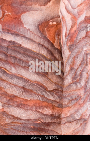 Strati colorati di pietra arenaria alla città archeologica di Petra Wadi Musa, Giordania. Foto Stock