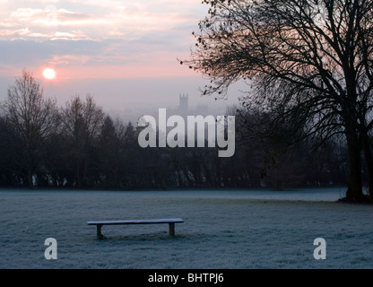 La Cattedrale di Canterbury visto dall'università di sunrise nel Kent, Regno Unito. Foto Stock