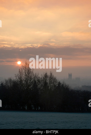 La Cattedrale di Canterbury visto dall'università di sunrise nel Kent, Regno Unito. Foto Stock