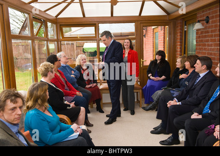 Il primo ministro Gordon Brown nella foto mentre visitano casa incontro persone locali in Llanelli South Wales UK Foto Stock