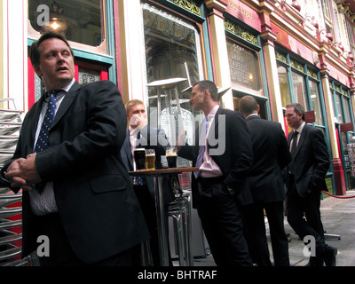 Sede Regno Unito i lavoratori aventi un drink durante la pausa pranzo nella città di Londra Foto Stock