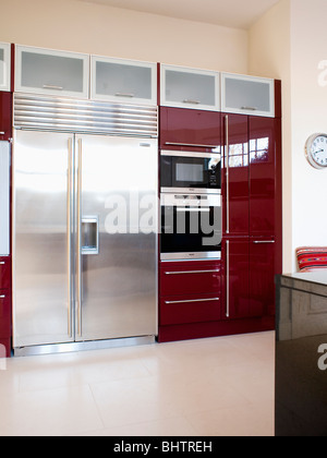 Grande in acciaio inox in stile americano e frigorifero con congelatore in cucina moderna con forno a doppia in nero scatola montata Foto Stock