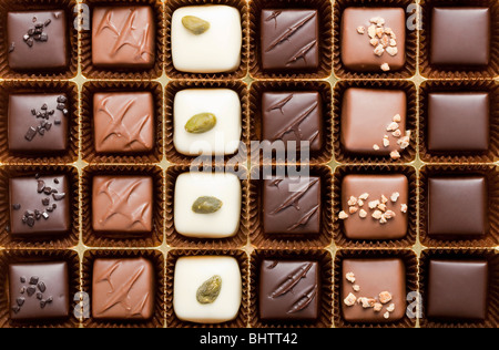 Fatti a mano di cioccolato di lusso in una scatola - girato in studio Foto Stock