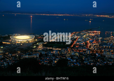 Vista aerea di Cape Town Soccer Stadium e Victoria & Alfred Waterfront di notte, Cape Town, Sud Africa. Foto Stock