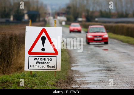 Accedi Slimbridge, Gloucestershire: meteo stradale danneggiato. Messa a fuoco selettiva. Foto Stock