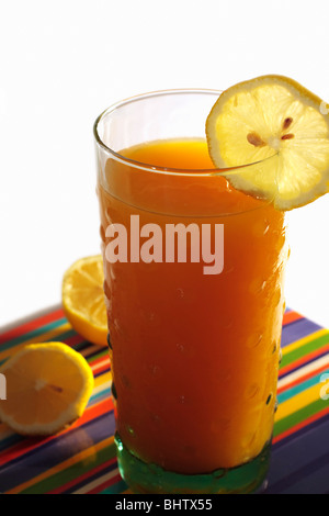 Glass of fresh fruit juice with a slice of lemon. Isolated. Copy space. Foto Stock