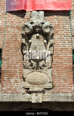 Stemma della famiglia de' Medici sulle pareti della Fortezza Medicea nella città di Grosseto, Italia Foto Stock