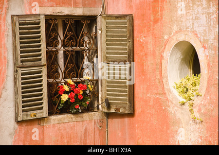Dettaglio delle vecchie case di Varzo, Piemonte, Italia Foto Stock