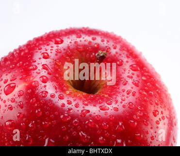 Red apple con foglie su sfondo bianco Foto Stock