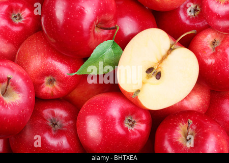 Le mele rosse con foglie Foto Stock
