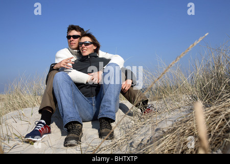 Un giovane in amore in mezzo alle dune Foto Stock