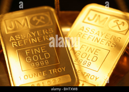 Uno oncia di oro bar nel vassoio della bilancia Foto Stock