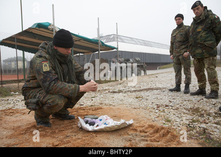 L'eliminazione degli ordigni esplosivi, Sarajevo, Bosnia ed Erzegovina Foto Stock