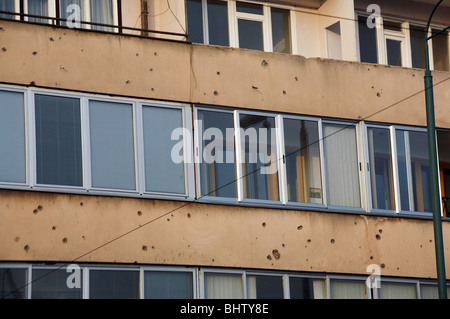 Fori di proiettile in un edificio, Sarajevo, Bosnia ed Erzegovina Foto Stock