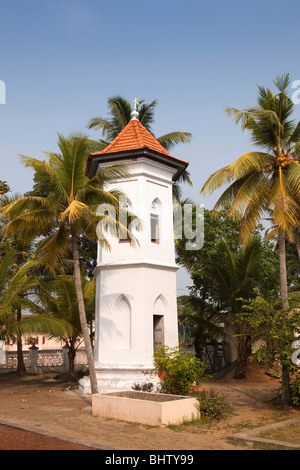 India Kerala, Chennamkary, San Giuseppe chiesa cattolica storica vecchia torre portoghese appoggiata attraverso fenomeni di subsidenza Foto Stock