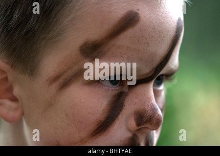 Ragazzo che indossa la crema di camma Foto Stock