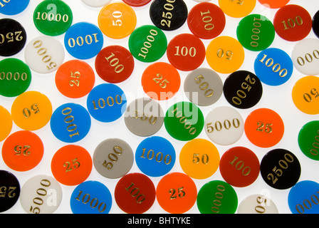 Sfondo colorato di verde giallo blu rosso arancio bianco e nero Poker chips isolato su bianco Foto Stock