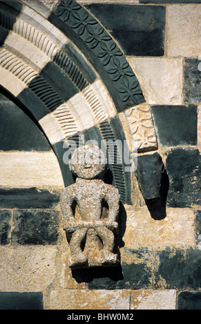 Figura scolpita con rotellina di scorrimento, Chiesa di San Michele de Murato (1280), il pisano scultura romanica o carving, Corsica, Franc Foto Stock