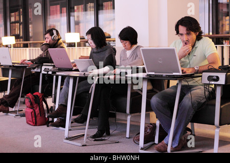 La British Library di Londra Euston gli studenti utilizzando per i computer portatili per lo studio lo studio Foto Stock