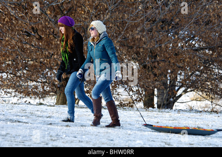 Due ragazze adolescenti con slitta in Cherokee Park a Louisville, Kentucky Foto Stock