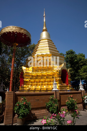 Wat Phan Tao, xiv secolo tempio buddista. Pagoda in corrispondenza della giunzione di Ratchadamnoen Road e Phra Pok Klao Road, Chiang Mai, Thailandia Foto Stock