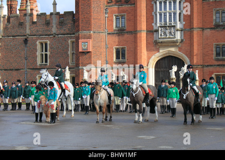 Horse Rangers sfilata di associazione alla Cappella Reale, Hampton Court Palace per un servizio per commemorare la Festa del Fondatore Foto Stock