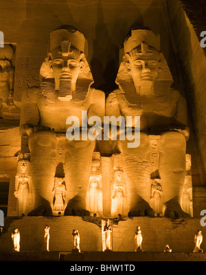 I riflettori scolpito le statue di Ramses II a guardia del grande tempio di Abu Simbel presso lo spettacolo di suoni e luci in Egitto. Foto Stock