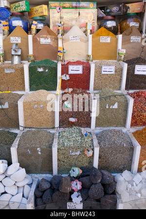 Spezie colorate al bazar locale di Luxor in Egitto. Foto Stock