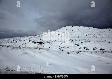 Vista Wintery di raccolta nubi sul West Yorkshire Moors seguenti nevicata spessa Foto Stock