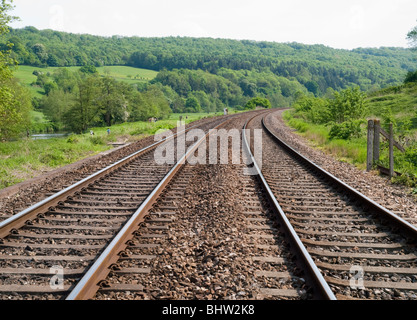 Un binario ferroviario che corre attraverso il villaggio di Claverton, Near Bath Avon Regno Unito Foto Stock