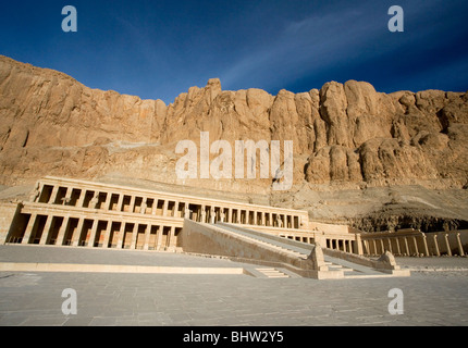 Tempio di Hatshepsut, Deir el-Bahri sulla riva occidentale di Luxor in Egitto. Foto Stock