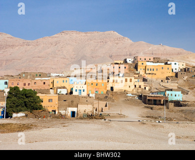 Colorato villaggio sulla riva occidentale di Luxor in Egitto. Foto Stock