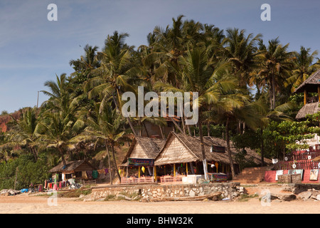 India Kerala, Varkala Beach, Theeram ristorante sul lungomare tra palme di cocco Foto Stock