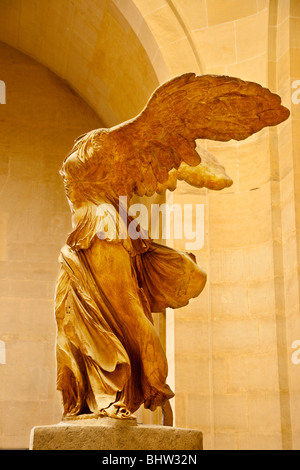 Statua della Vittoria Alata 'Victoire de Samotracia" al Musée du Louvre, Parigi Francia Foto Stock