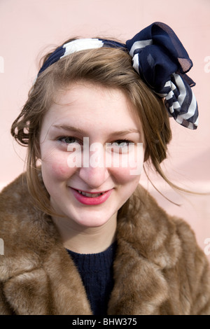 La bionda ragazza adolescente che indossa pelliccia sciarpa testa retrò moda stile anni quaranta aspetto Foto Stock