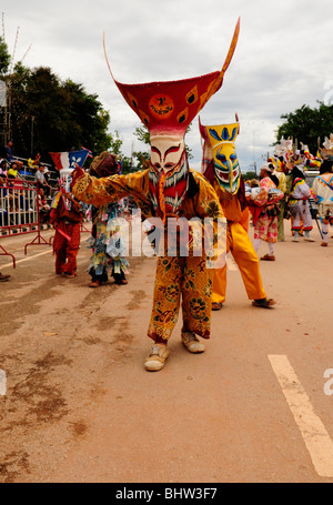 Ragazzi in costumi bizzarre e strane maschere fantasma , phitakon festival (phi ta khon) , dansai , loei , della Thailandia Foto Stock