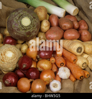 Una selezione di ortaggi a radice acquistato in un supermercato Foto Stock