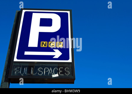 Puntamento destra cartello per un parcheggio ncp a Richmond upon Thames Surrey, Inghilterra Foto Stock