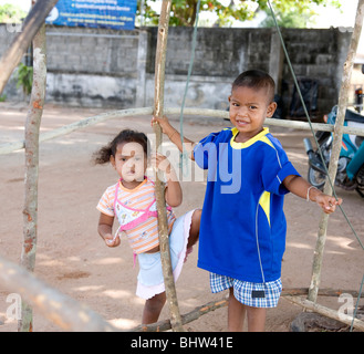 Giovane mare bambini zingari a Rawai Village - Phuket Foto Stock