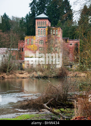 Questa foto è una vecchia storica birreria situato in Olympia Washington vicino a un ruscello. Classic, giro del secolo edificio in mattoni. Foto Stock