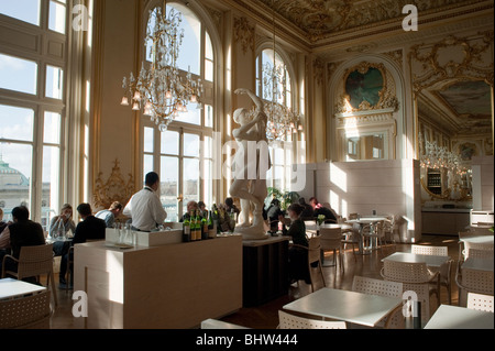 Parigi, Francia - persone che condividono bevande all'interno del Museo d'Orsay, ristorante francese, Musee d'orsay, elegante sala da pranzo Foto Stock