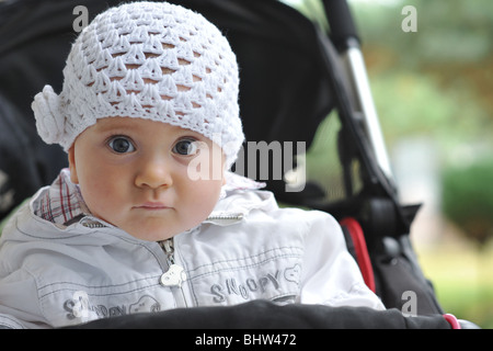 Ritratto di un simpatico baby in un carrello, Foto Stock