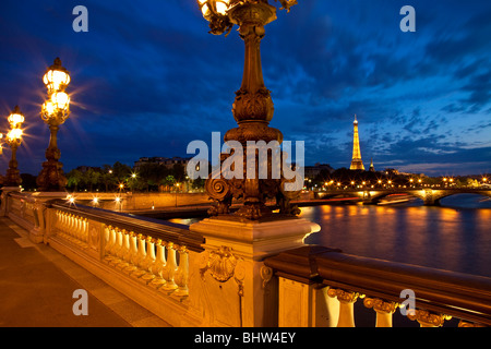 Torre Eiffel, sulla Senna al tramonto da Pont Alexandre III Parigi Francia Foto Stock