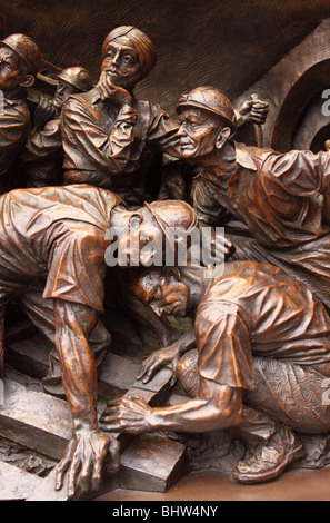 Scultura di sfiato dall'artista Paolo giorno operai che mostra la costruzione di una linea ferroviaria a St Pancras stazione ferroviaria London Foto Stock