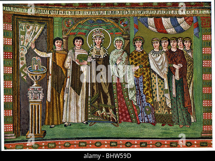 Un mosaico di San Vitale a Ravenna mostra Theodora (terzo da sinistra), moglie dell'imperatore bizantino Giustiniano, e gli operatori. Foto Stock